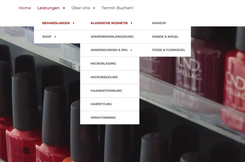 The open Leistungen menu: Behandlungen and Shop, then Klassische Kosmetik, Wimpernverlängerung, Anwendungen & Spa, Microblading, Microneedling, Haarentfernung, Hairstyling and Spraytanning, over a shelf of nail polish