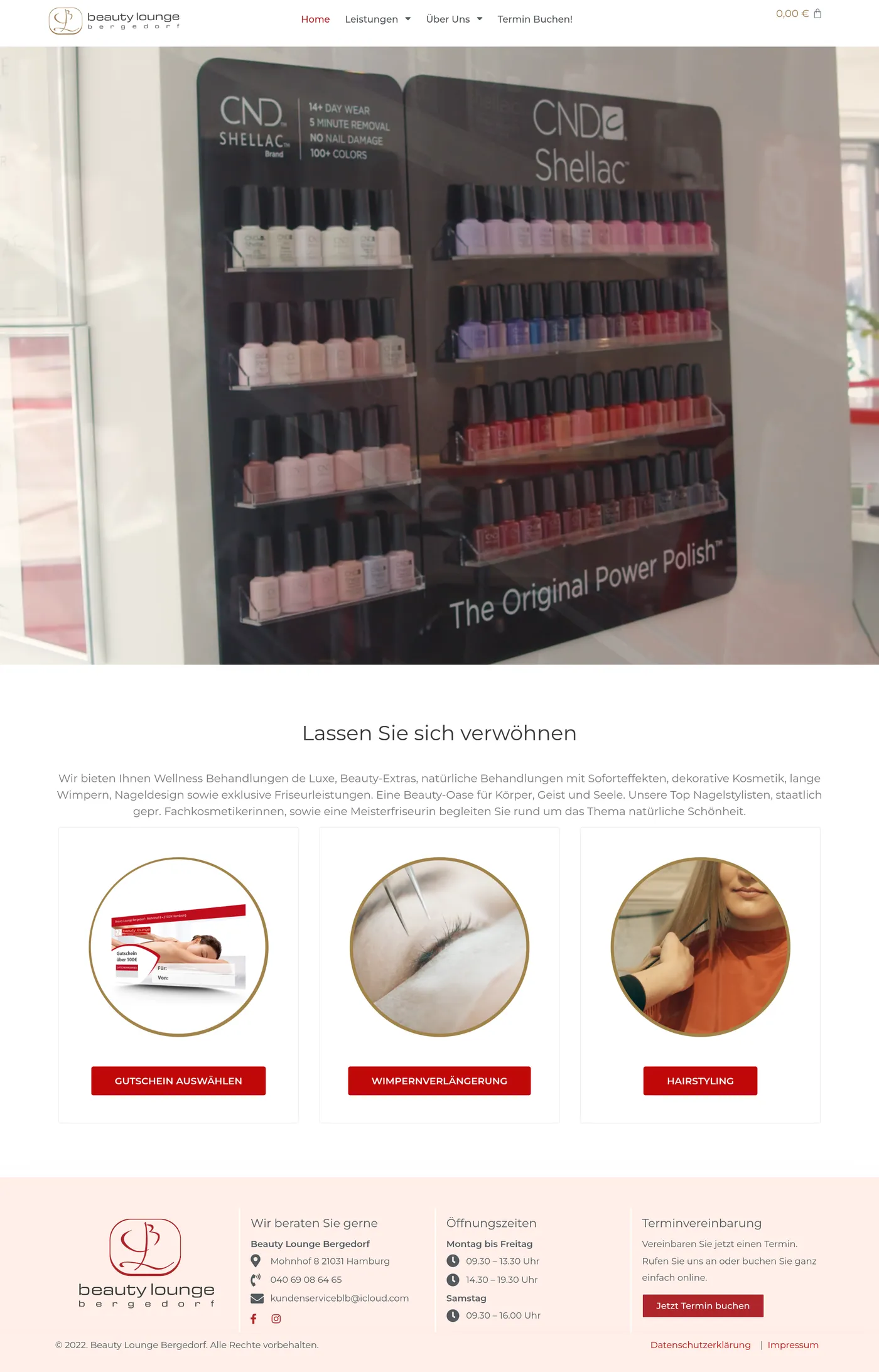 Full Beauty Lounge Bergedorf home page: the gold monogram and menu with “Termin Buchen!”, a wide photo of the salon front on Mohnhof, the “Lassen Sie sich verwöhnen” introduction, round photo cards for vouchers, lash extensions and hairstyling with red buttons, and the pale pink footer with address, phone, opening hours and an online booking button